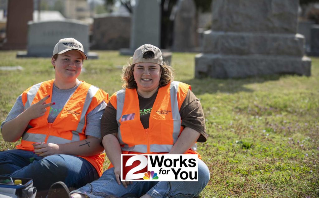Women with disabilities clean veterans' headstones – Channel 2